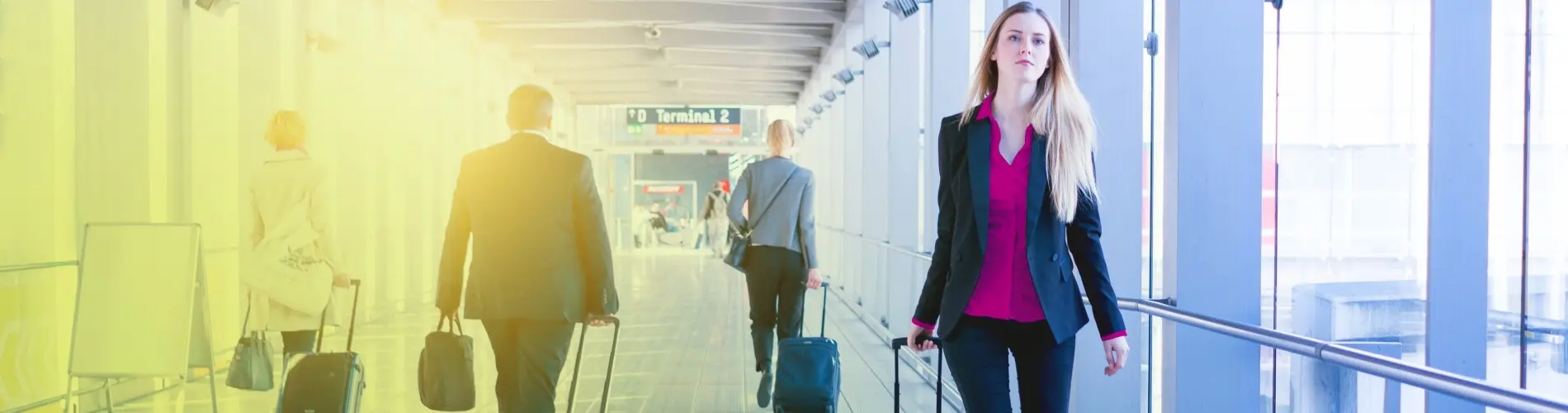Geschäftsreisende am Flughafen oder Bahnhof | VDR