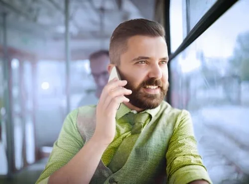 Reisender im Bus | Verband Deutsches Reisemanagement e.V. (VDR) Reisender im Bus | Verband Deutsches Reisemanagement e.V. (VDR)