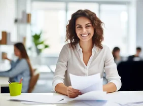 Geschäftsfrau im Büro mit Dokumenten | VDR Geschäftsfrau im Büro mit Dokumenten | VDR