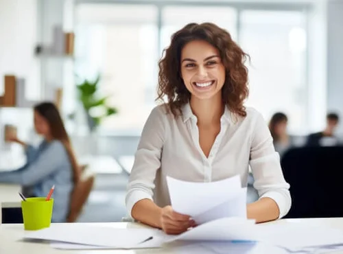 Geschäftsfrau im Büro mit Dokumenten | VDR Geschäftsfrau im Büro mit Dokumenten | VDR