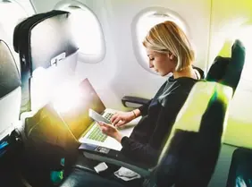 Frau im Flugzeug| Verband Deutsches Reisemanagement e.V. (VDR)