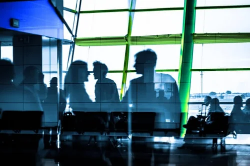Geschäftsreisende im Wartebereich| Flughafen