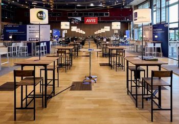Stehtische mit Logolampe in der Tagungs-Expo | VDR-Sponsoring