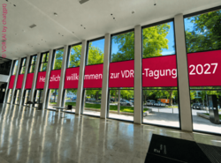 Beispiel-Branding Fensterfront Foyer Süd RMCC | VDR-Sponsoring