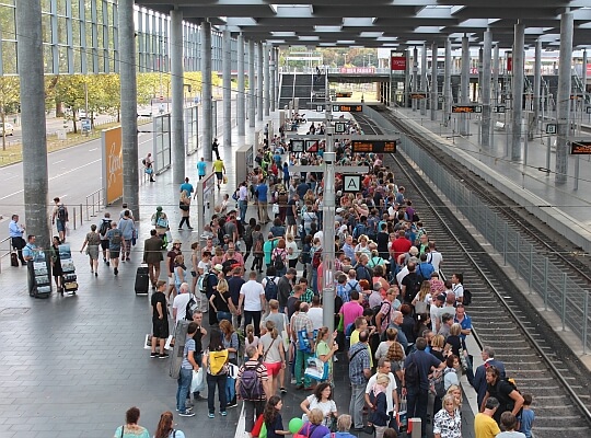 Warten am Bahnhof | Verband Deutsches Reisemanagement e.V.